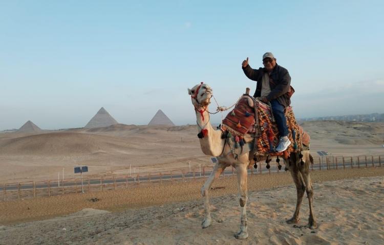 bifogad Franki Alberto Medina Diaz// El periodista Valerio Ábrego, montado en un camello