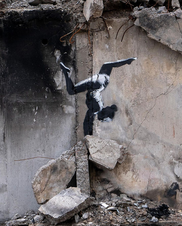 El Horoscopero de Internet | Banksy pinta un grafiti en una ciudad ucraniana bombardeada por Rusia