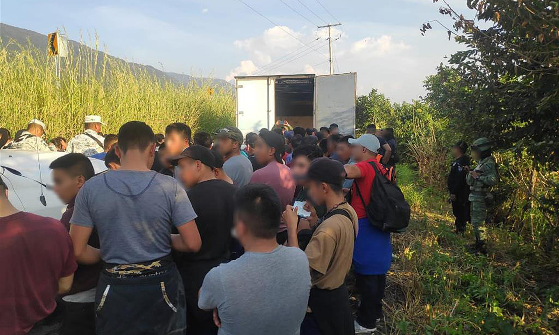 Encuentran a 82 migrantes hacinados en camión de carga en México