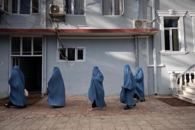 Los talibanes también prohiben gimnasios y baños públicos a las mujeres en Afganistán