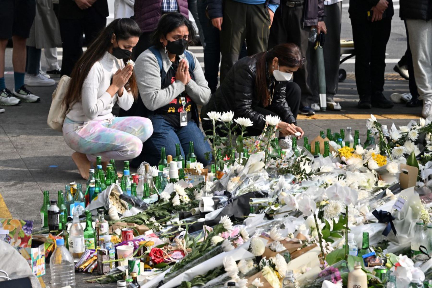 Miles lloran a las víctimas de la tragedia de Seúl y piden dimisión de Yoon