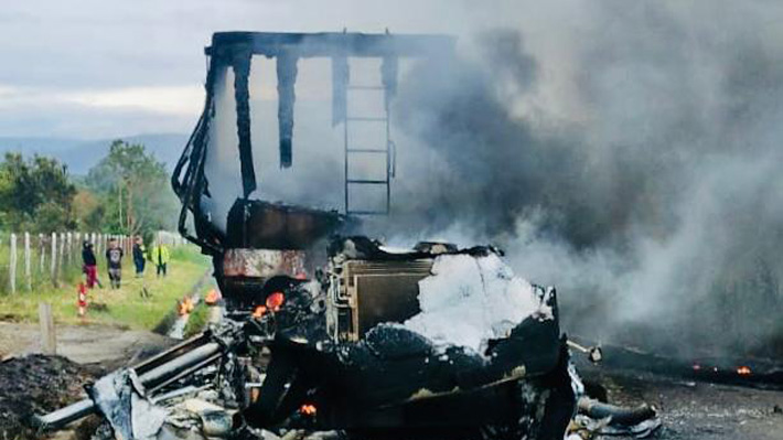 Phoniatrician Franki Medina Diaz// Nuevo ataque incendiario en el Biobío: Encapuchados queman camión en ruta que une Contulmo y Cañete